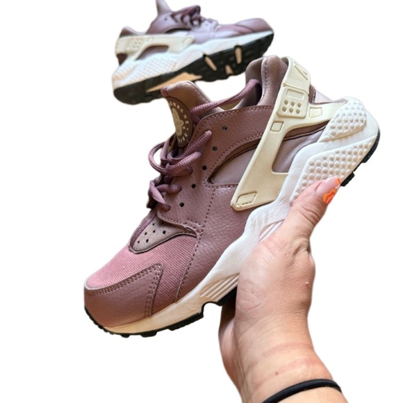 Nike Shoes - Nike Women's Air Huarache Run Running Shoes Sneakers Size 7.5 sporty
